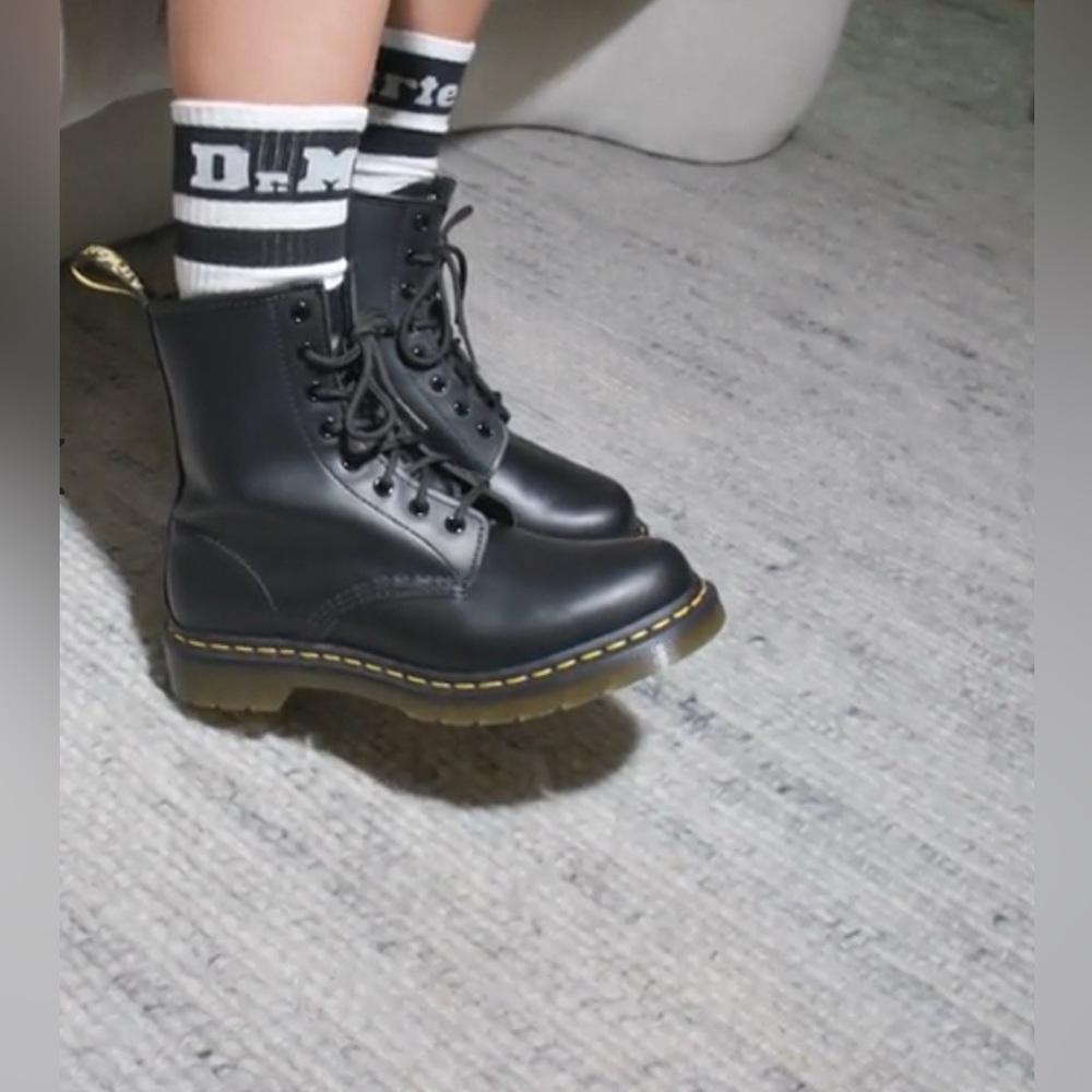 DR MARTENS SMOOTH LEATHER LACE UP BOOTS WOMENS SIZE 8 WORN 1x